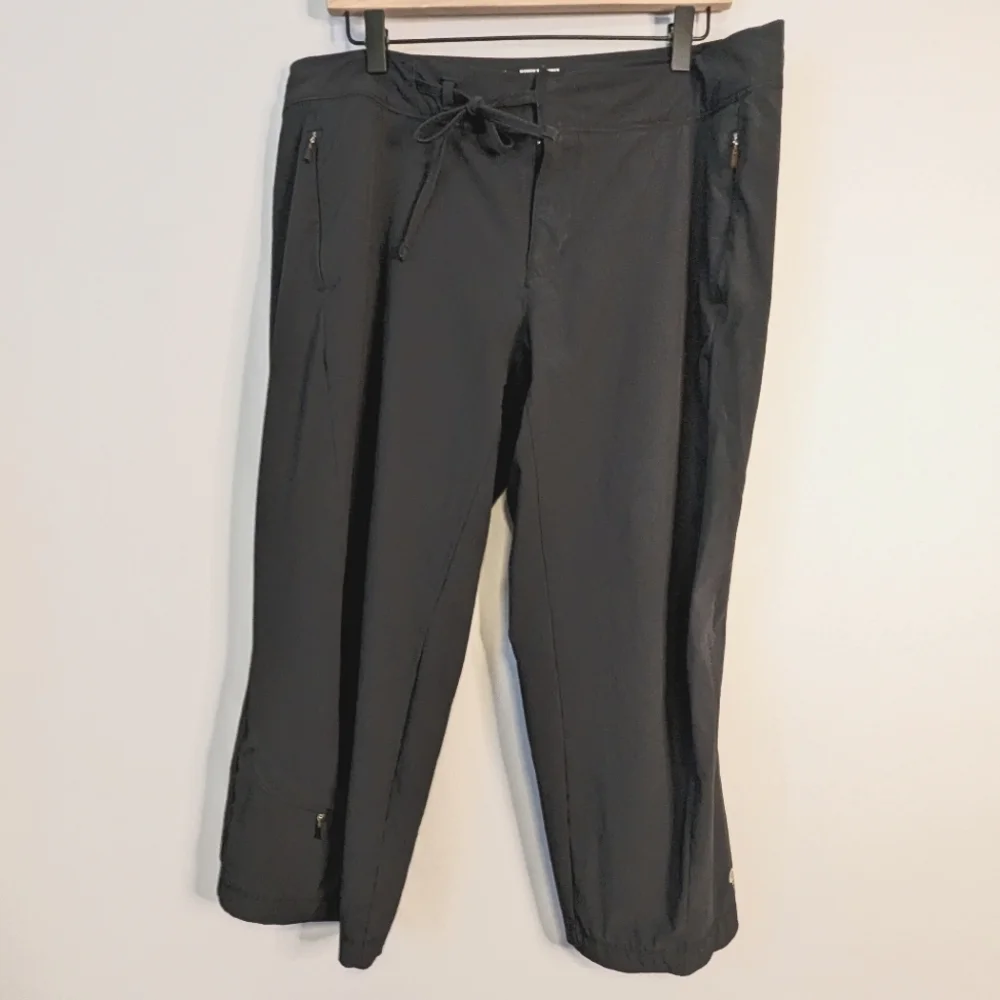 Mountain Hardwear Ellinor Hiking Outdoor Capris Pants Size 12 Black OL2295 EUC - Picture 2 of 8